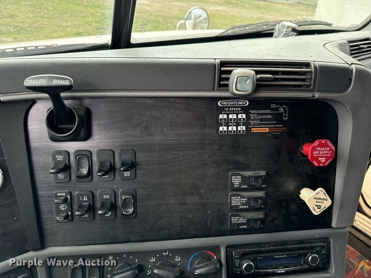 image for item EJ0287 2007 Freightliner Columbia semi truck