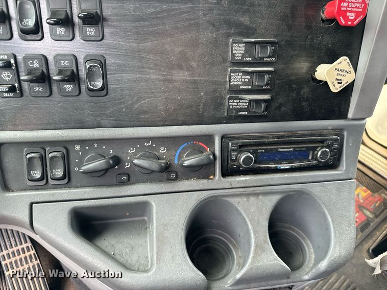 image for item EJ0287 2007 Freightliner Columbia semi truck