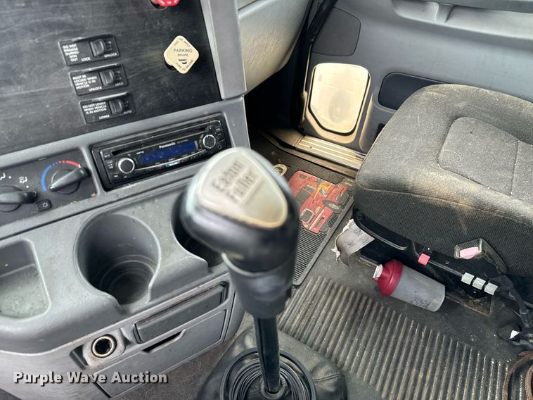 image for item EJ0287 2007 Freightliner Columbia semi truck