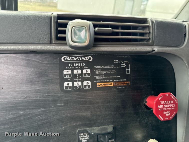 image for item EJ0287 2007 Freightliner Columbia semi truck