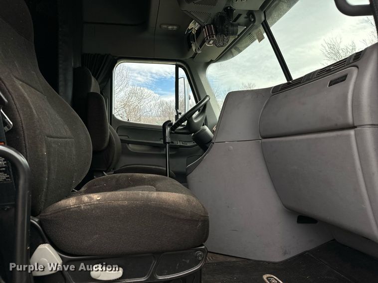 image for item EJ0287 2007 Freightliner Columbia semi truck