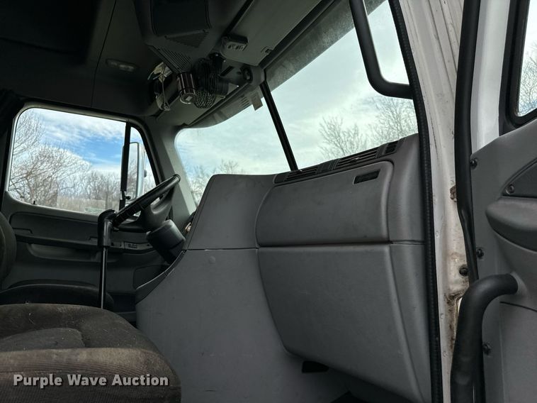 image for item EJ0287 2007 Freightliner Columbia semi truck