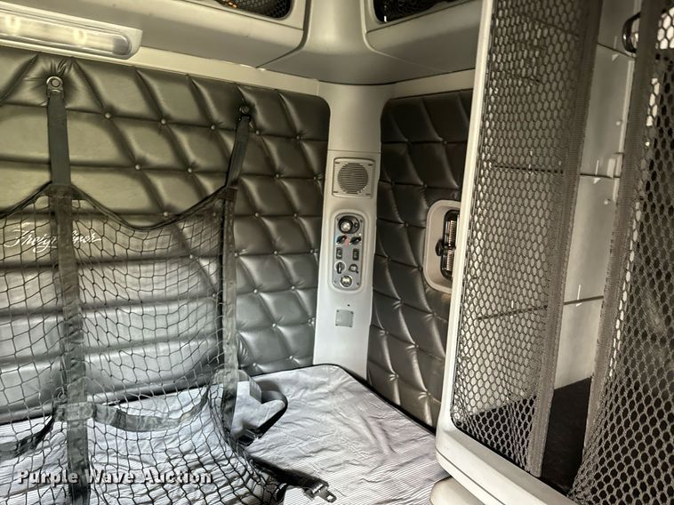 image for item EJ0287 2007 Freightliner Columbia semi truck