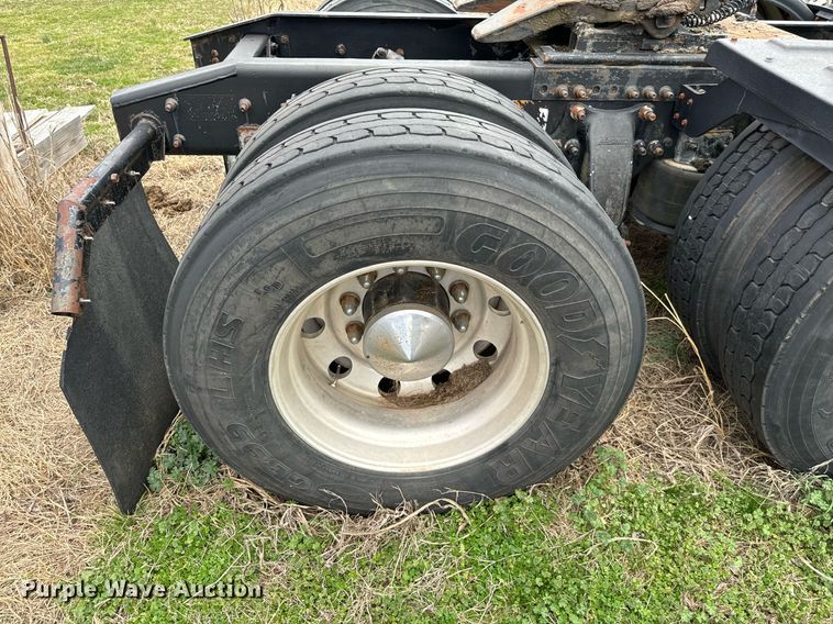 image for item EJ0287 2007 Freightliner Columbia semi truck