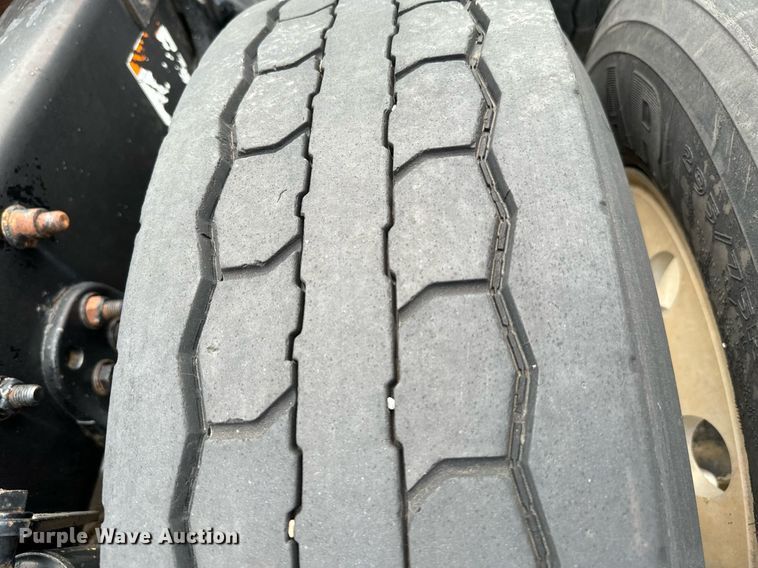 image for item EJ0287 2007 Freightliner Columbia semi truck