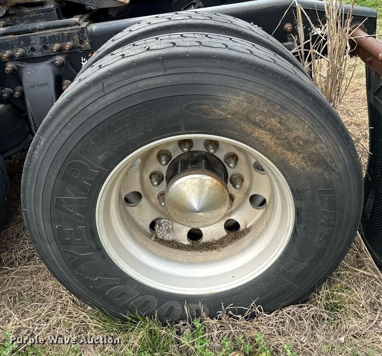 image for item EJ0287 2007 Freightliner Columbia semi truck