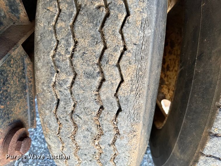 image for item EJ0554 1999 Daco flatbed trailer