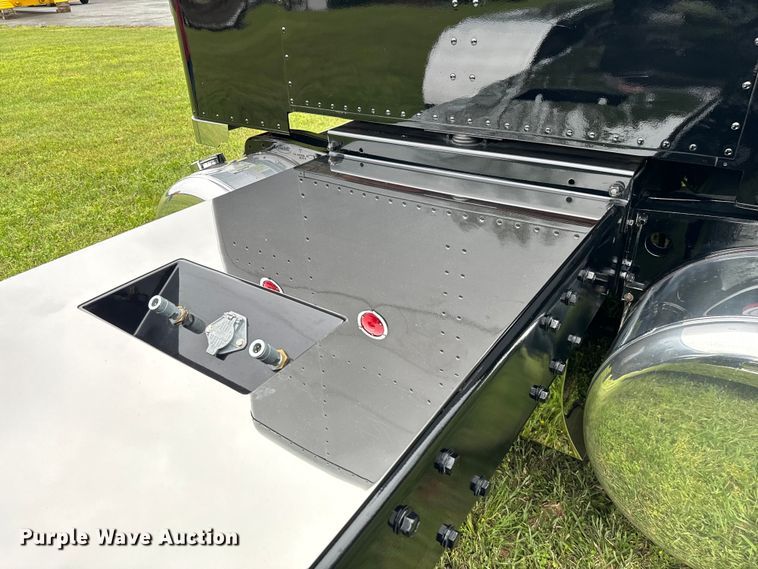 image for item EJ0596 1986 Peterbilt 359 semi truck