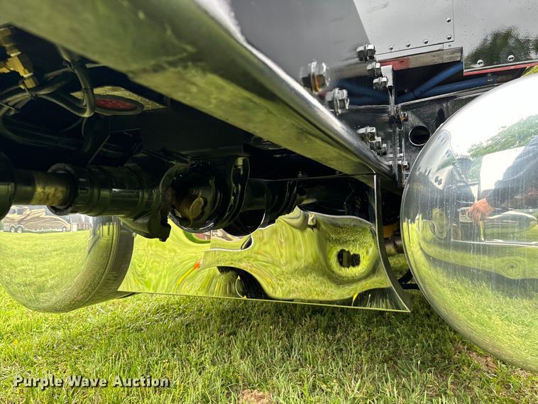 image for item EJ0596 1986 Peterbilt 359 semi truck