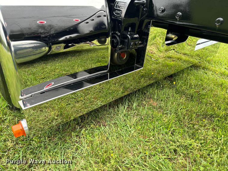 image for item EJ0596 1986 Peterbilt 359 semi truck