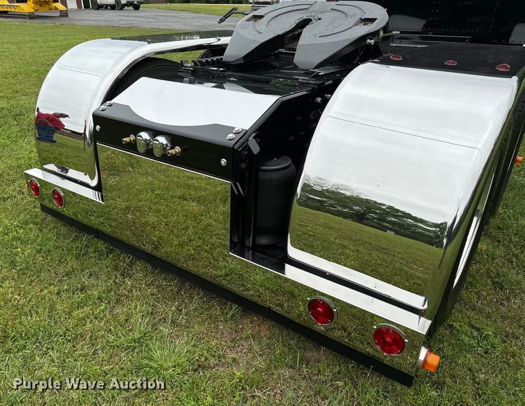 image for item EJ0596 1986 Peterbilt 359 semi truck