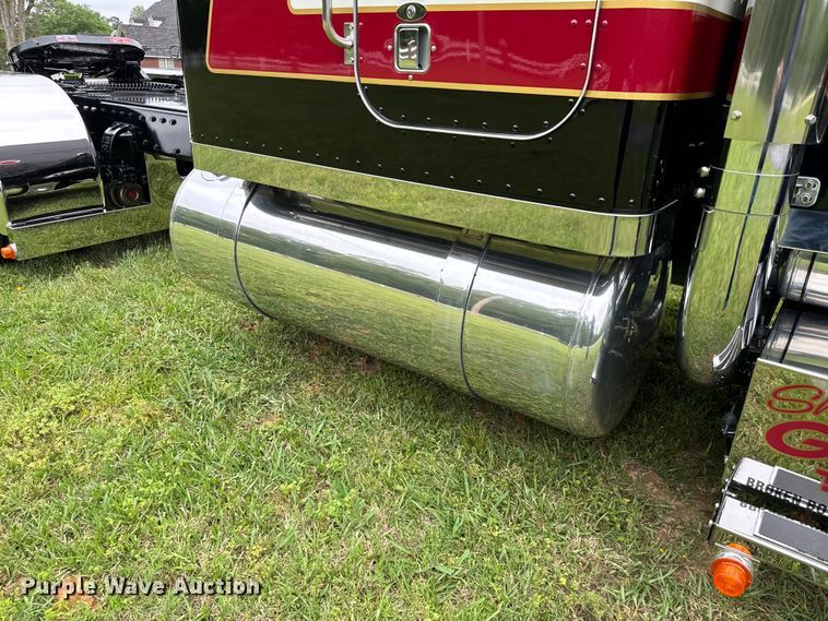 image for item EJ0596 1986 Peterbilt 359 semi truck