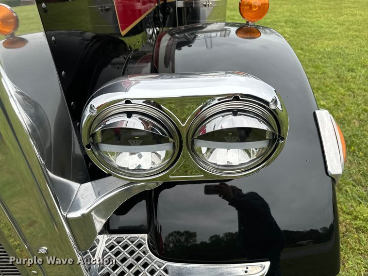 image for item EJ0596 1986 Peterbilt 359 semi truck