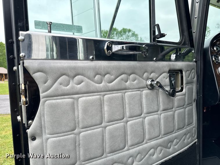 image for item EJ0596 1986 Peterbilt 359 semi truck