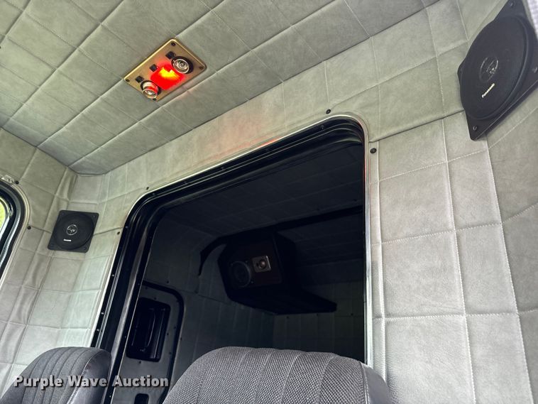 image for item EJ0596 1986 Peterbilt 359 semi truck