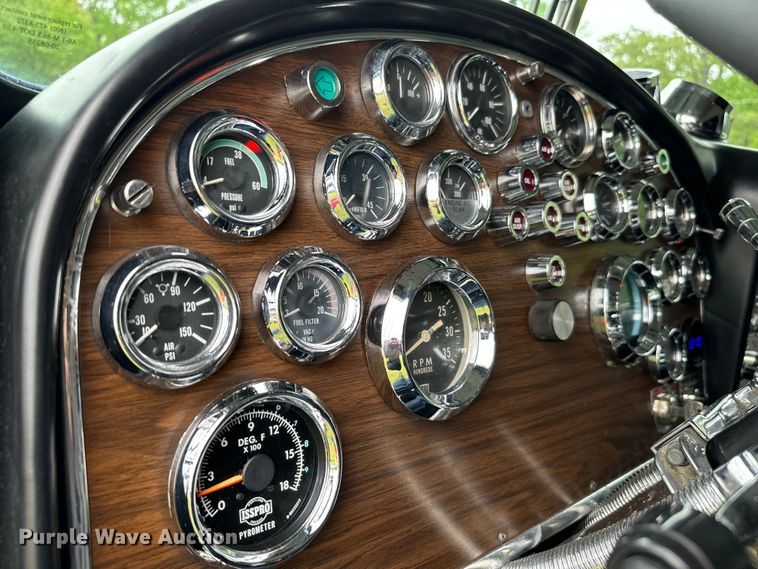 image for item EJ0596 1986 Peterbilt 359 semi truck
