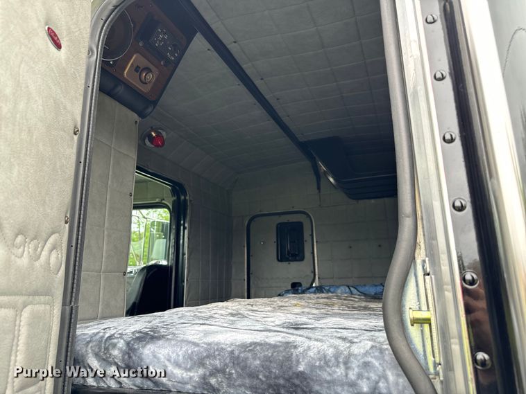 image for item EJ0596 1986 Peterbilt 359 semi truck