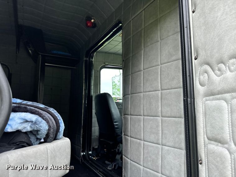 image for item EJ0596 1986 Peterbilt 359 semi truck