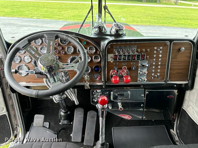 image for item EJ0596 1986 Peterbilt 359 semi truck