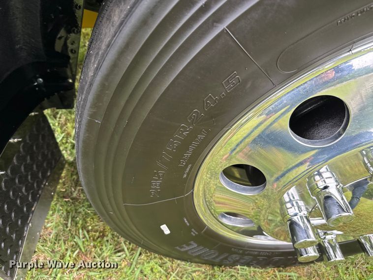 image for item EJ0596 1986 Peterbilt 359 semi truck