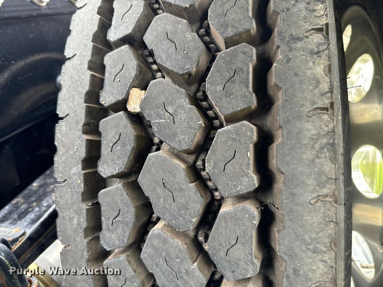 image for item EJ0596 1986 Peterbilt 359 semi truck