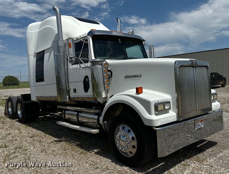 image for item EJ0608 2003 Western Star semi truck