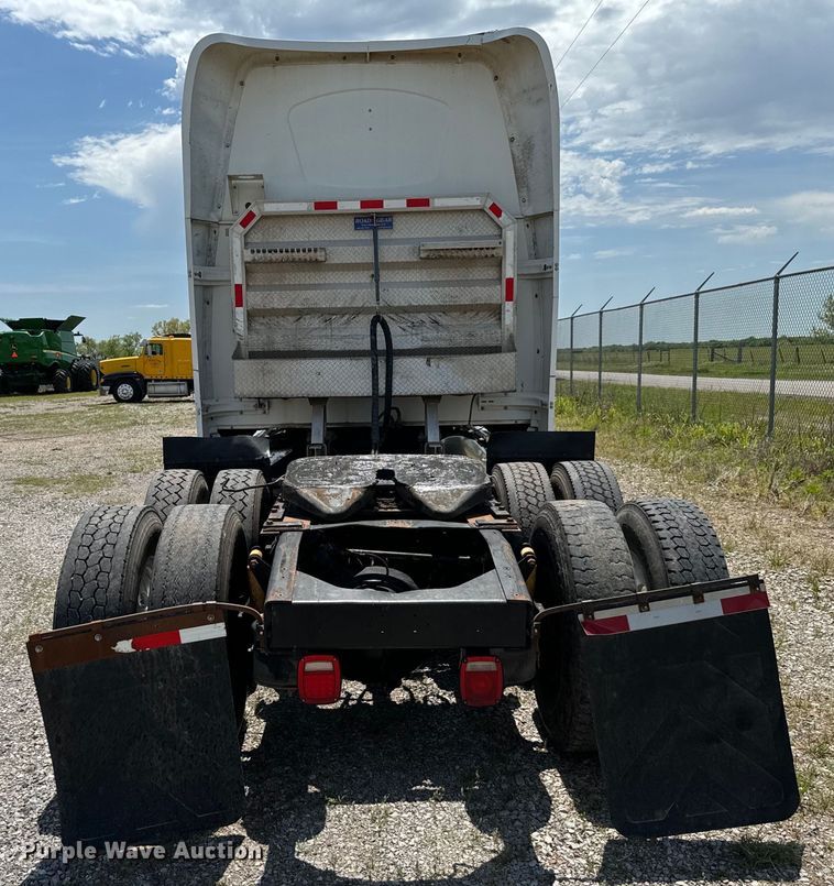 image for item EJ0608 2003 Western Star semi truck