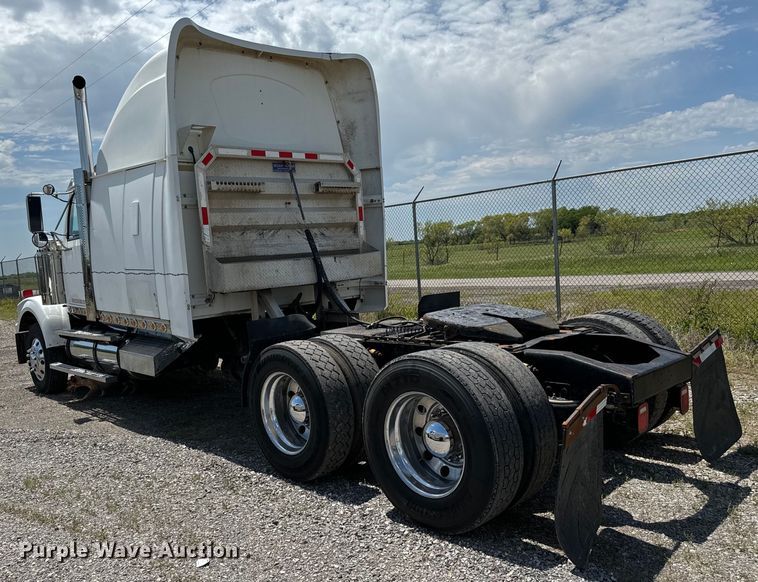 image for item EJ0608 2003 Western Star semi truck