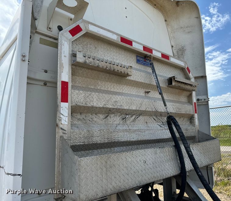 image for item EJ0608 2003 Western Star semi truck