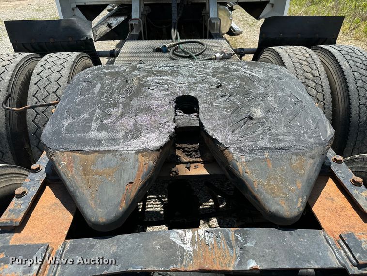 image for item EJ0608 2003 Western Star semi truck