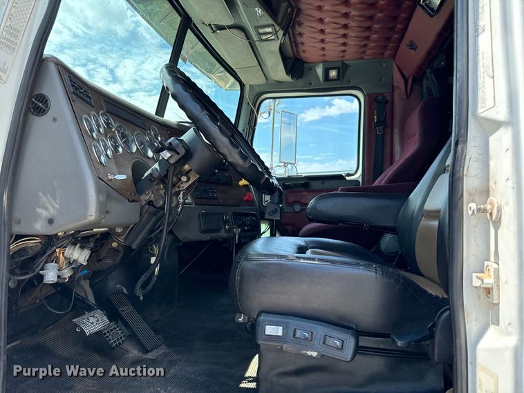image for item EJ0608 2003 Western Star semi truck