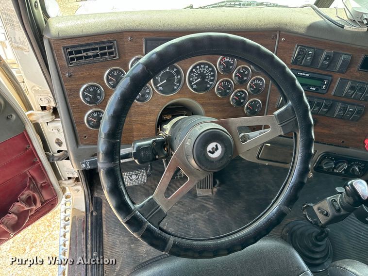 image for item EJ0608 2003 Western Star semi truck