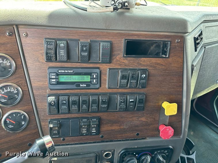 image for item EJ0608 2003 Western Star semi truck