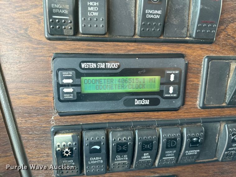 image for item EJ0608 2003 Western Star semi truck