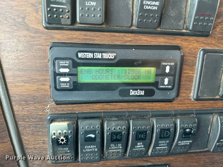 image for item EJ0608 2003 Western Star semi truck