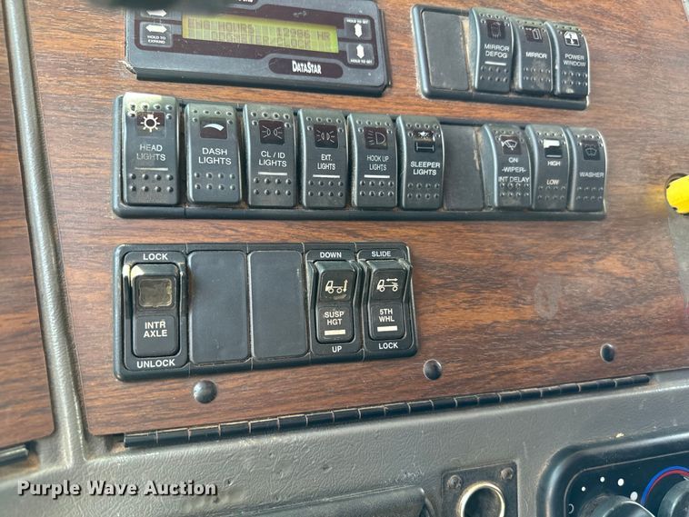 image for item EJ0608 2003 Western Star semi truck