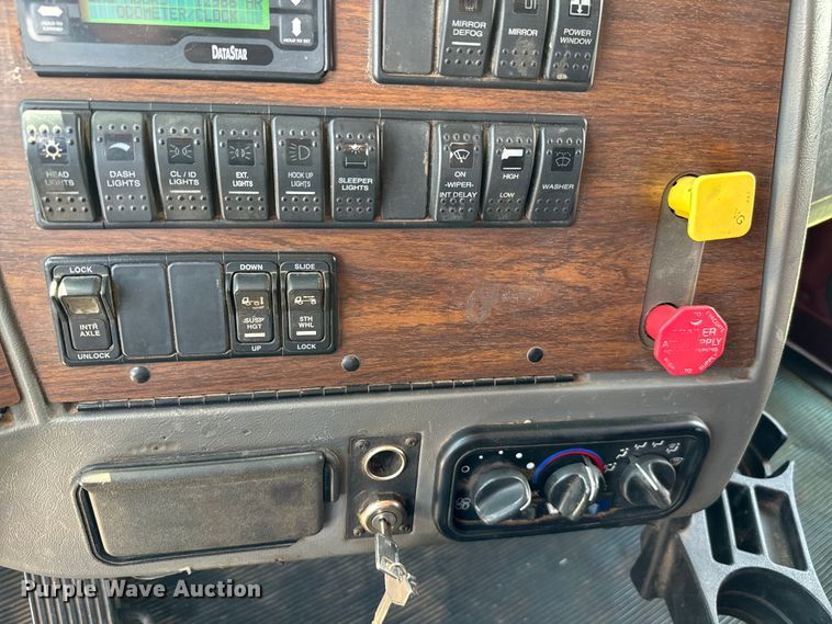 image for item EJ0608 2003 Western Star semi truck