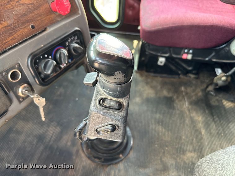 image for item EJ0608 2003 Western Star semi truck