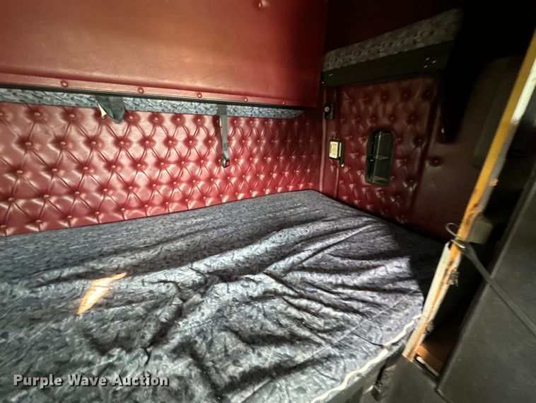 image for item EJ0608 2003 Western Star semi truck