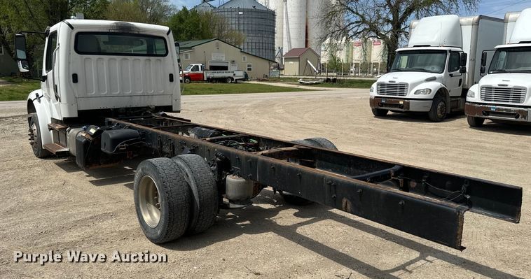 image for item EJ2684 2017 Freightliner  Business Class M2 truck cab and chassis