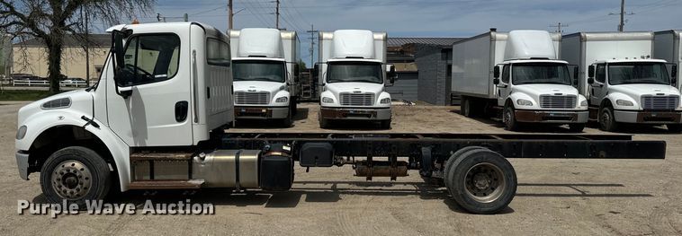 image for item EJ2684 2017 Freightliner  Business Class M2 truck cab and chassis