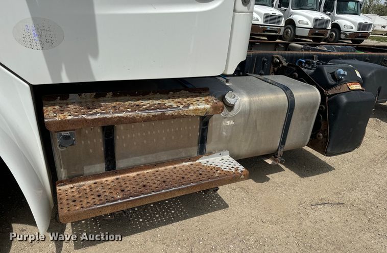 image for item EJ2684 2017 Freightliner  Business Class M2 truck cab and chassis