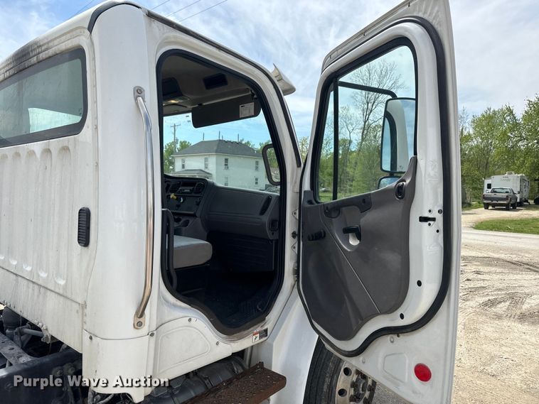 image for item EJ2684 2017 Freightliner  Business Class M2 truck cab and chassis