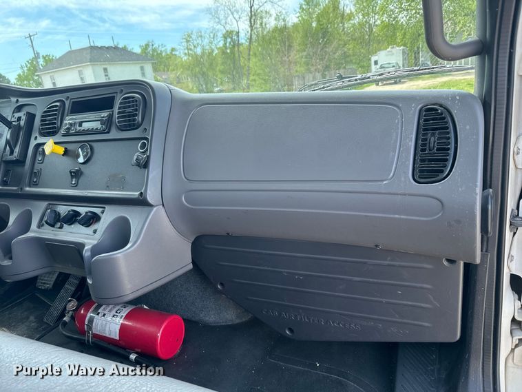 image for item EJ2684 2017 Freightliner  Business Class M2 truck cab and chassis