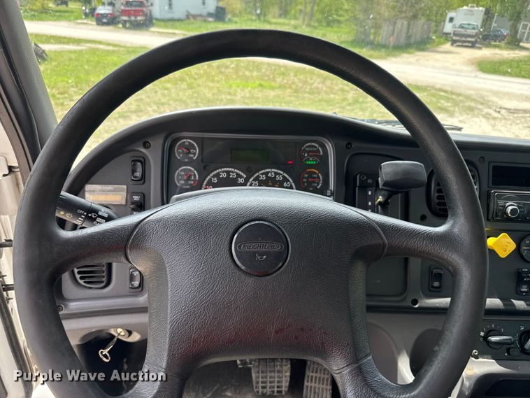 image for item EJ2685 2017 Freightliner  Business Class M2 box truck