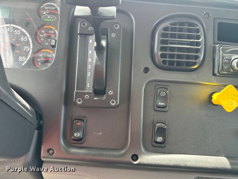 image for item EJ2685 2017 Freightliner  Business Class M2 box truck