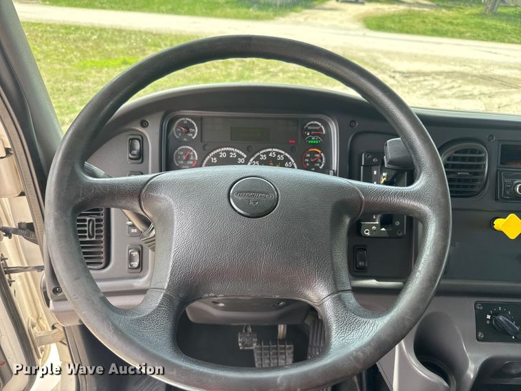 image for item EJ2686 2017 Freightliner  Business Class M2 box truck