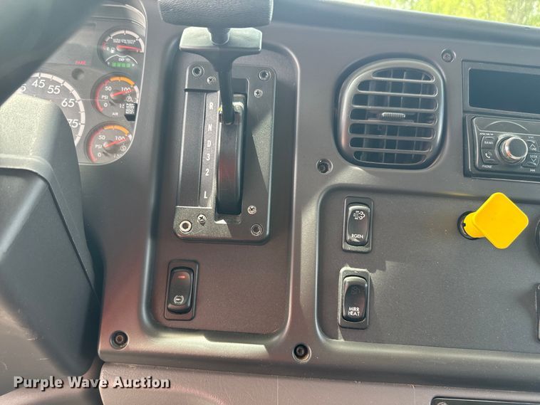 image for item EJ2686 2017 Freightliner  Business Class M2 box truck