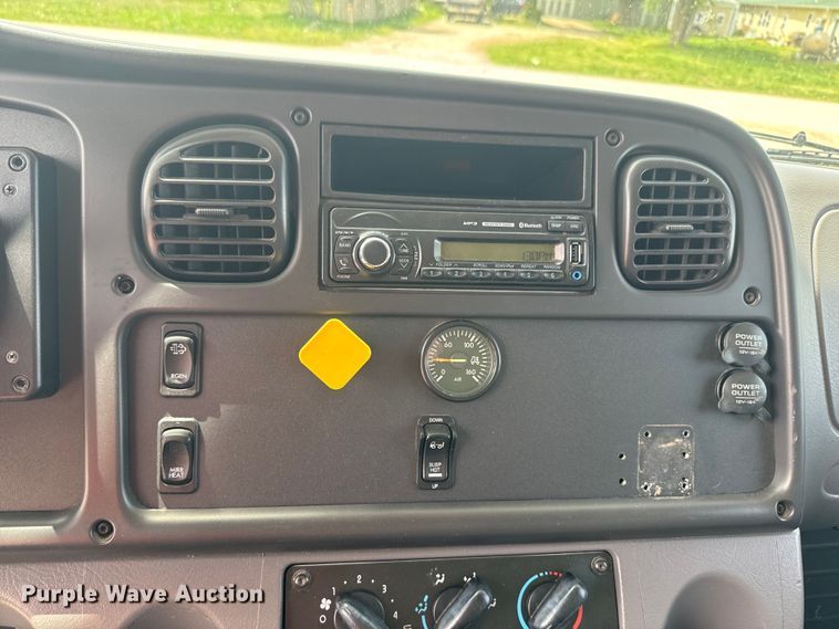 image for item EJ2686 2017 Freightliner  Business Class M2 box truck