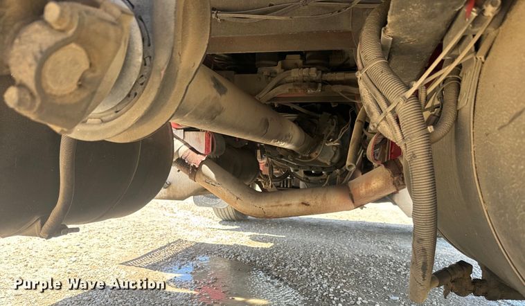 image for item EJ2696 2001 Peterbilt 379 semi truck